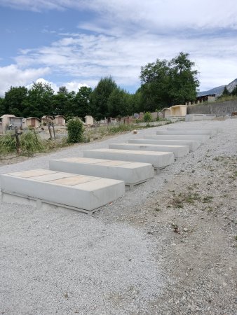 8 caveaux terrain commun